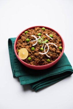Hint Masala Kheema Pav veya khima veya kuru baharatlı kıyılmış et genellikle Hint düz ekmek ile servis yeşil bezelye ile süslenmiş kulcha/roti/chapati, aradı. Seçici odak