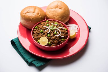 Hint Masala Kheema Pav veya khima veya kuru baharatlı kıyılmış et genellikle Hint düz ekmek ile servis yeşil bezelye ile süslenmiş kulcha/roti/chapati, aradı. Seçici odak
