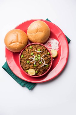 Hint Masala Kheema Pav veya khima veya kuru baharatlı kıyılmış et genellikle Hint düz ekmek ile servis yeşil bezelye ile süslenmiş kulcha/roti/chapati, aradı. Seçici odak