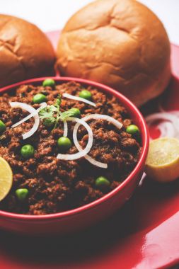 Hint Masala Kheema Pav veya khima veya kuru baharatlı kıyılmış et genellikle Hint düz ekmek ile servis yeşil bezelye ile süslenmiş kulcha/roti/chapati, aradı. Seçici odak