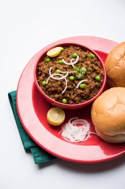 Hint Masala Kheema Pav veya khima veya kuru baharatlı kıyılmış et genellikle Hint düz ekmek ile servis yeşil bezelye ile süslenmiş kulcha/roti/chapati, aradı. Seçici odak