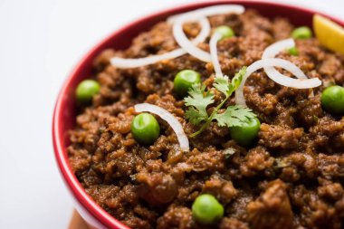 Hint Masala Kheema Pav veya khima veya kuru baharatlı kıyılmış et genellikle Hint düz ekmek ile servis yeşil bezelye ile süslenmiş kulcha/roti/chapati, aradı. Seçici odak