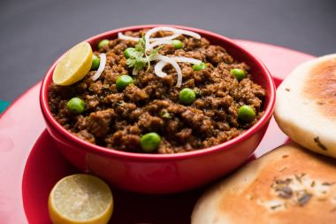 Hint Masala Kheema Pav veya khima veya kuru baharatlı kıyılmış et genellikle Hint düz ekmek ile servis yeşil bezelye ile süslenmiş kulcha/roti/chapati, aradı. Seçici odak