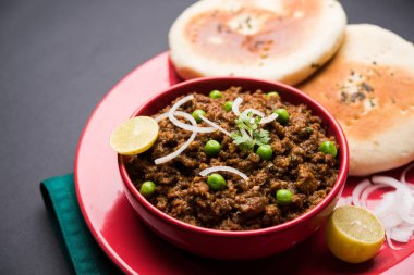 Hint Masala Kheema Pav veya khima veya kuru baharatlı kıyılmış et genellikle Hint düz ekmek ile servis yeşil bezelye ile süslenmiş kulcha/roti/chapati, aradı. Seçici odak