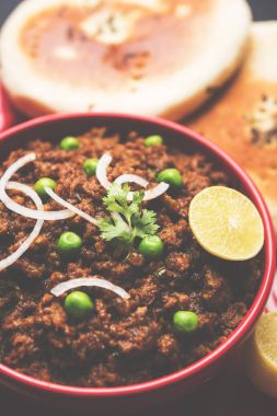 Hint Masala Kheema Pav veya khima veya kuru baharatlı kıyılmış et genellikle Hint düz ekmek ile servis yeşil bezelye ile süslenmiş kulcha/roti/chapati, aradı. Seçici odak