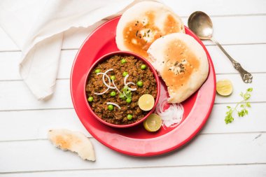 Hint Masala Kheema Pav veya khima veya kuru baharatlı kıyılmış et genellikle Hint düz ekmek ile servis yeşil bezelye ile süslenmiş kulcha/roti/chapati, aradı. Seçici odak