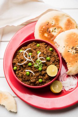 Hint Masala Kheema Pav veya khima veya kuru baharatlı kıyılmış et genellikle Hint düz ekmek ile servis yeşil bezelye ile süslenmiş kulcha/roti/chapati, aradı. Seçici odak
