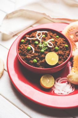 Hint Masala Kheema Pav veya khima veya kuru baharatlı kıyılmış et genellikle Hint düz ekmek ile servis yeşil bezelye ile süslenmiş kulcha/roti/chapati, aradı. Seçici odak