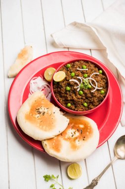 Hint Masala Kheema Pav veya khima veya kuru baharatlı kıyılmış et genellikle Hint düz ekmek ile servis yeşil bezelye ile süslenmiş kulcha/roti/chapati, aradı. Seçici odak