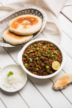 Hint Masala Kheema Pav veya khima veya kuru baharatlı kıyılmış et genellikle Hint düz ekmek ile servis yeşil bezelye ile süslenmiş kulcha/roti/chapati, aradı. Seçici odak