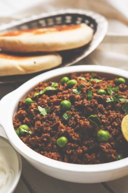 Hint Masala Kheema Pav veya khima veya kuru baharatlı kıyılmış et genellikle Hint düz ekmek ile servis yeşil bezelye ile süslenmiş kulcha/roti/chapati, aradı. Seçici odak