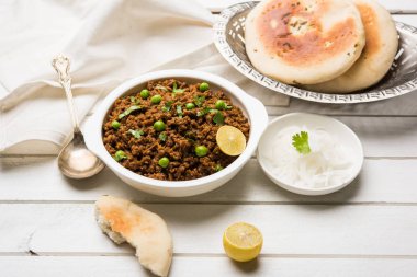 Hint Masala Kheema Pav veya khima veya kuru baharatlı kıyılmış et genellikle Hint düz ekmek ile servis yeşil bezelye ile süslenmiş kulcha/roti/chapati, aradı. Seçici odak