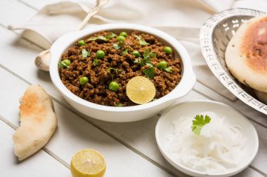 Hint Masala Kheema Pav veya khima veya kuru baharatlı kıyılmış et genellikle Hint düz ekmek ile servis yeşil bezelye ile süslenmiş kulcha/roti/chapati, aradı. Seçici odak