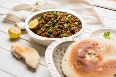 Hint Masala Kheema Pav veya khima veya kuru baharatlı kıyılmış et genellikle Hint düz ekmek ile servis yeşil bezelye ile süslenmiş kulcha/roti/chapati, aradı. Seçici odak