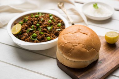 Hint Masala Kheema Pav veya khima veya kuru baharatlı kıyılmış et genellikle Hint düz ekmek ile servis yeşil bezelye ile süslenmiş kulcha/roti/chapati, aradı. Seçici odak