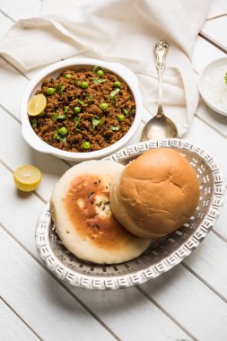 Hint Masala Kheema Pav veya khima veya kuru baharatlı kıyılmış et genellikle Hint düz ekmek ile servis yeşil bezelye ile süslenmiş kulcha/roti/chapati, aradı. Seçici odak