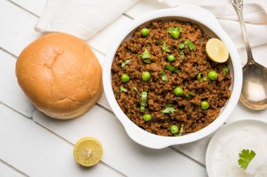 Hint Masala Kheema Pav veya khima veya kuru baharatlı kıyılmış et genellikle Hint düz ekmek ile servis yeşil bezelye ile süslenmiş kulcha/roti/chapati, aradı. Seçici odak