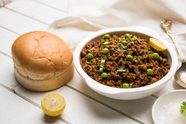 Hint Masala Kheema Pav veya khima veya kuru baharatlı kıyılmış et genellikle Hint düz ekmek ile servis yeşil bezelye ile süslenmiş kulcha/roti/chapati, aradı. Seçici odak