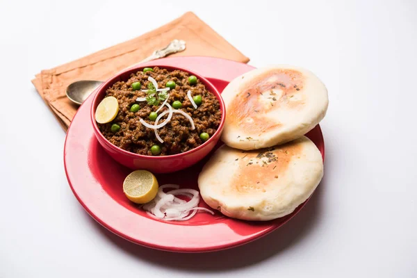 Hint Masala Kheema Pav veya khima veya kuru baharatlı kıyılmış et genellikle Hint düz ekmek ile servis yeşil bezelye ile süslenmiş kulcha/roti/chapati, aradı. Seçici odak
