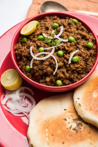 Hint Masala Kheema Pav veya khima veya kuru baharatlı kıyılmış et genellikle Hint düz ekmek ile servis yeşil bezelye ile süslenmiş kulcha/roti/chapati, aradı. Seçici odak