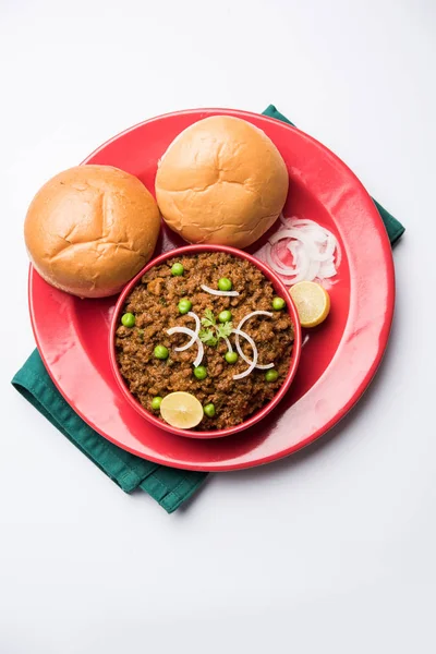 Hint Masala Kheema Pav veya khima veya kuru baharatlı kıyılmış et genellikle Hint düz ekmek ile servis yeşil bezelye ile süslenmiş kulcha/roti/chapati, aradı. Seçici odak