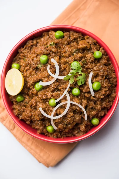 Hint Masala Kheema Pav veya khima veya kuru baharatlı kıyılmış et genellikle Hint düz ekmek ile servis yeşil bezelye ile süslenmiş kulcha/roti/chapati, aradı. Seçici odak
