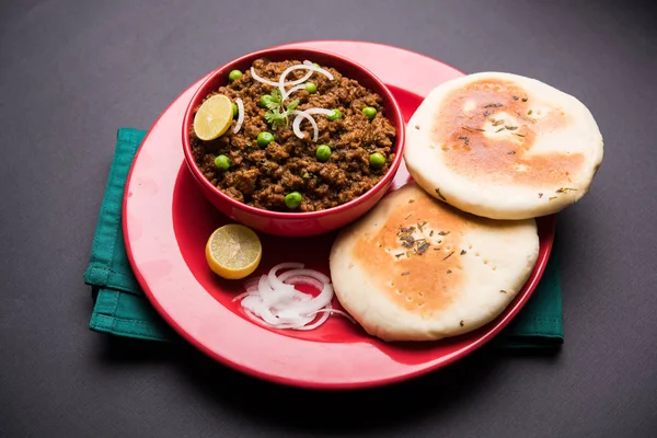 Hint Masala Kheema Pav veya khima veya kuru baharatlı kıyılmış et genellikle Hint düz ekmek ile servis yeşil bezelye ile süslenmiş kulcha/roti/chapati, aradı. Seçici odak