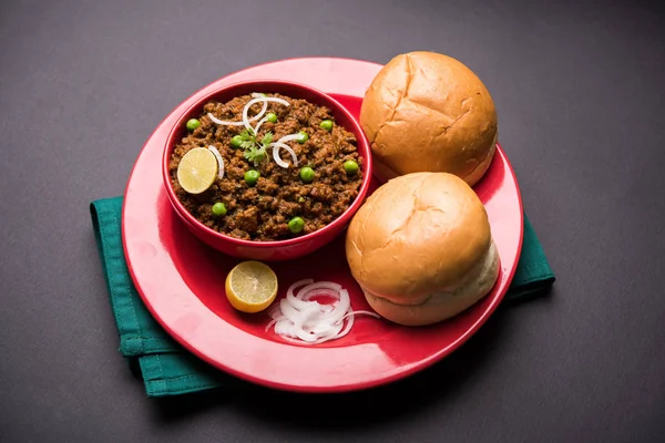 Hint Masala Kheema Pav veya khima veya kuru baharatlı kıyılmış et genellikle Hint düz ekmek ile servis yeşil bezelye ile süslenmiş kulcha/roti/chapati, aradı. Seçici odak