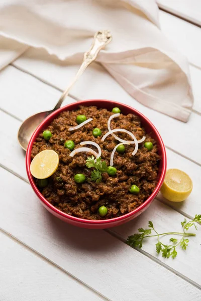 Hint Masala Kheema Pav veya khima veya kuru baharatlı kıyılmış et genellikle Hint düz ekmek ile servis yeşil bezelye ile süslenmiş kulcha/roti/chapati, aradı. Seçici odak