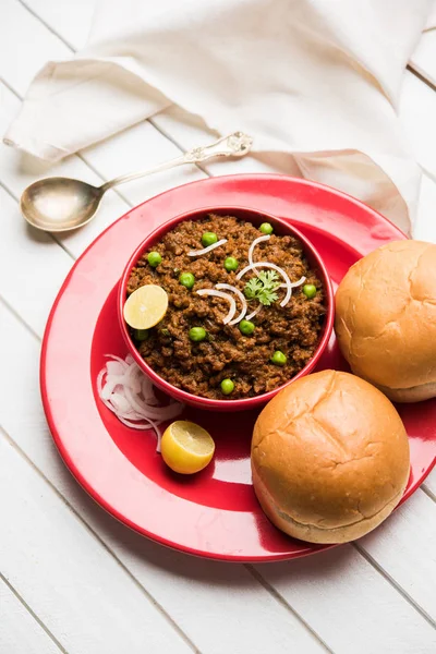 Hint Masala Kheema Pav veya khima veya kuru baharatlı kıyılmış et genellikle Hint düz ekmek ile servis yeşil bezelye ile süslenmiş kulcha/roti/chapati, aradı. Seçici odak