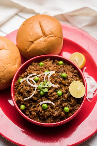Hint Masala Kheema Pav veya khima veya kuru baharatlı kıyılmış et genellikle Hint düz ekmek ile servis yeşil bezelye ile süslenmiş kulcha/roti/chapati, aradı. Seçici odak