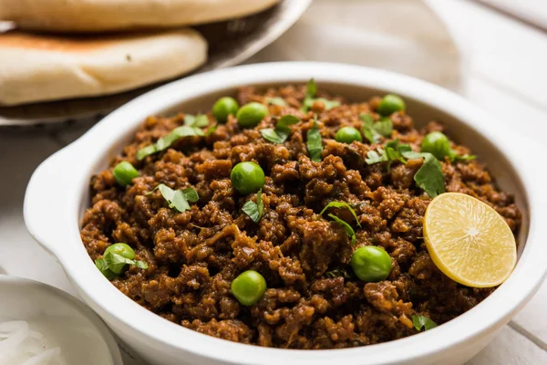 Hint Masala Kheema Pav veya khima veya kuru baharatlı kıyılmış et genellikle Hint düz ekmek ile servis yeşil bezelye ile süslenmiş kulcha/roti/chapati, aradı. Seçici odak