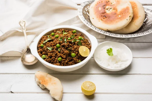 Hint Masala Kheema Pav veya khima veya kuru baharatlı kıyılmış et genellikle Hint düz ekmek ile servis yeşil bezelye ile süslenmiş kulcha/roti/chapati, aradı. Seçici odak