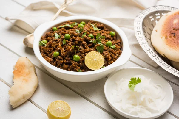 Hint Masala Kheema Pav veya khima veya kuru baharatlı kıyılmış et genellikle Hint düz ekmek ile servis yeşil bezelye ile süslenmiş kulcha/roti/chapati, aradı. Seçici odak