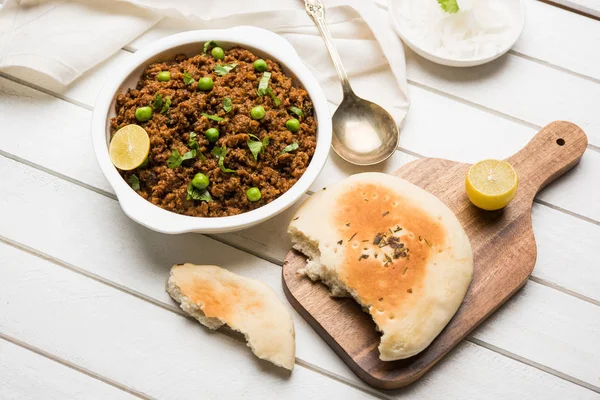 Hint Masala Kheema Pav veya khima veya kuru baharatlı kıyılmış et genellikle Hint düz ekmek ile servis yeşil bezelye ile süslenmiş kulcha/roti/chapati, aradı. Seçici odak