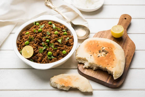 Hint Masala Kheema Pav veya khima veya kuru baharatlı kıyılmış et genellikle Hint düz ekmek ile servis yeşil bezelye ile süslenmiş kulcha/roti/chapati, aradı. Seçici odak