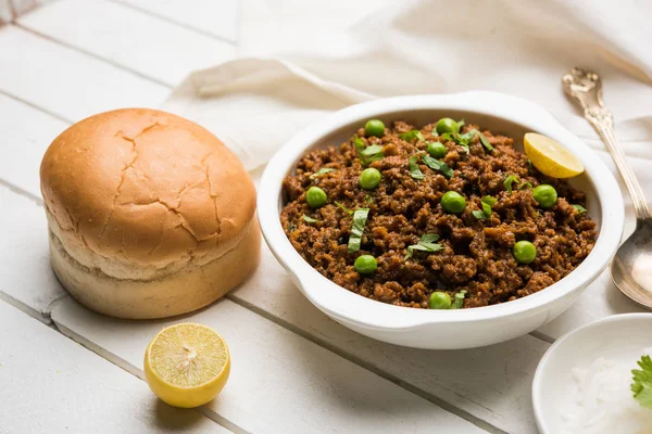 Hint Masala Kheema Pav veya khima veya kuru baharatlı kıyılmış et genellikle Hint düz ekmek ile servis yeşil bezelye ile süslenmiş kulcha/roti/chapati, aradı. Seçici odak