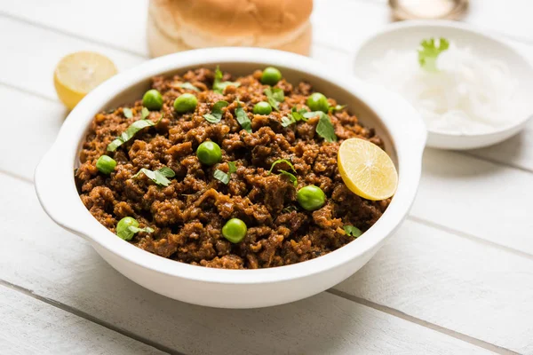 Hint Masala Kheema Pav veya khima veya kuru baharatlı kıyılmış et genellikle Hint düz ekmek ile servis yeşil bezelye ile süslenmiş kulcha/roti/chapati, aradı. Seçici odak