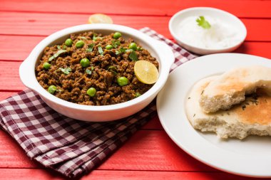 Hint Masala Kheema Pav veya khima veya kuru baharatlı kıyılmış et genellikle Hint düz ekmek ile servis yeşil bezelye ile süslenmiş kulcha/roti/chapati, aradı. Seçici odak