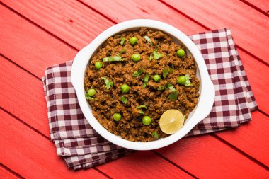 Hint Masala Kheema Pav veya khima veya kuru baharatlı kıyılmış et genellikle Hint düz ekmek ile servis yeşil bezelye ile süslenmiş kulcha/roti/chapati, aradı. Seçici odak