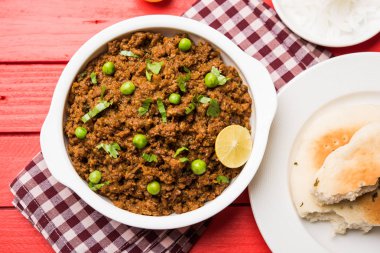 Hint Masala Kheema Pav veya khima veya kuru baharatlı kıyılmış et genellikle Hint düz ekmek ile servis yeşil bezelye ile süslenmiş kulcha/roti/chapati, aradı. Seçici odak