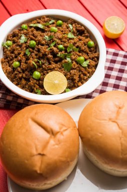 Hint Masala Kheema Pav veya khima veya kuru baharatlı kıyılmış et genellikle Hint düz ekmek ile servis yeşil bezelye ile süslenmiş kulcha/roti/chapati, aradı. Seçici odak