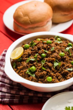 Hint Masala Kheema Pav veya khima veya kuru baharatlı kıyılmış et genellikle Hint düz ekmek ile servis yeşil bezelye ile süslenmiş kulcha/roti/chapati, aradı. Seçici odak