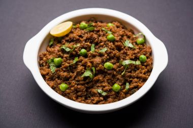 Hint Masala Kheema Pav veya khima veya kuru baharatlı kıyılmış et genellikle Hint düz ekmek ile servis yeşil bezelye ile süslenmiş kulcha/roti/chapati, aradı. Seçici odak