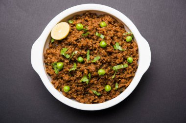 Hint Masala Kheema Pav veya khima veya kuru baharatlı kıyılmış et genellikle Hint düz ekmek ile servis yeşil bezelye ile süslenmiş kulcha/roti/chapati, aradı. Seçici odak