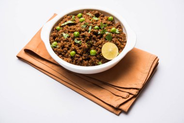 Hint Masala Kheema Pav veya khima veya kuru baharatlı kıyılmış et genellikle Hint düz ekmek ile servis yeşil bezelye ile süslenmiş kulcha/roti/chapati, aradı. Seçici odak