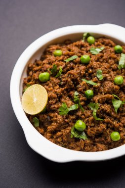 Hint Masala Kheema Pav veya khima veya kuru baharatlı kıyılmış et genellikle Hint düz ekmek ile servis yeşil bezelye ile süslenmiş kulcha/roti/chapati, aradı. Seçici odak
