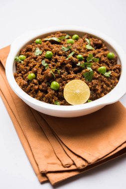 Hint Masala Kheema Pav veya khima veya kuru baharatlı kıyılmış et genellikle Hint düz ekmek ile servis yeşil bezelye ile süslenmiş kulcha/roti/chapati, aradı. Seçici odak