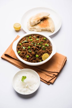 Hint Masala Kheema Pav veya khima veya kuru baharatlı kıyılmış et genellikle Hint düz ekmek ile servis yeşil bezelye ile süslenmiş kulcha/roti/chapati, aradı. Seçici odak