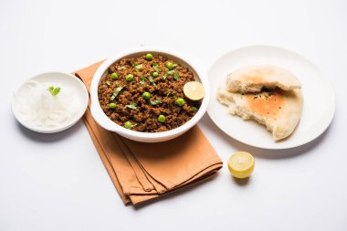 Hint Masala Kheema Pav veya khima veya kuru baharatlı kıyılmış et genellikle Hint düz ekmek ile servis yeşil bezelye ile süslenmiş kulcha/roti/chapati, aradı. Seçici odak